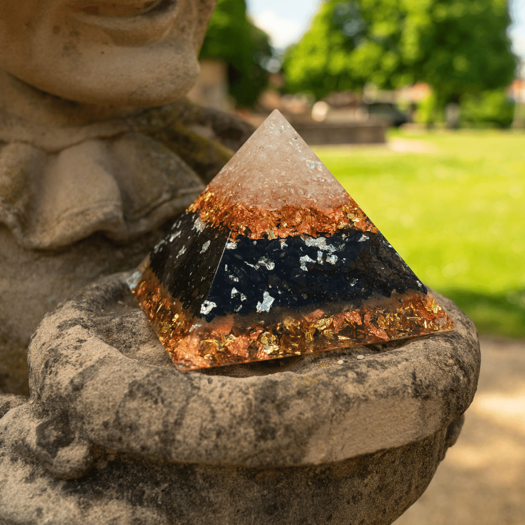 Gold Onyx Orgonitpyramide - Selbstbewusstsein, Erwachen