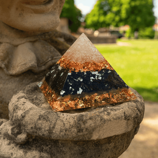 Gold Onyx Orgonitpyramide - Selbstbewusstsein, Erwachen